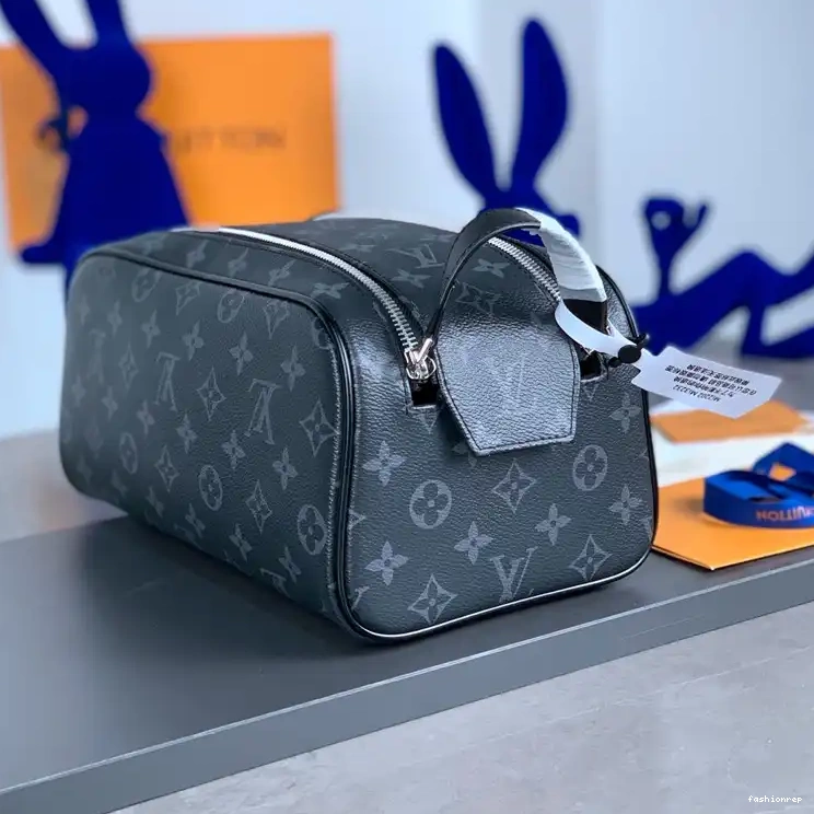 Fashionrepsfam ru 2301YZ0017 LV Bag 0820